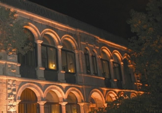 Вид отеля ночью Вид отеля ночью