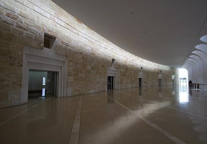אולם המבואה בבית המשפט העליון אולם המבואה בבית המשפט העליון