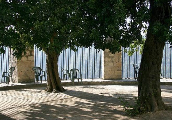 חצר מנזר האחיות ציון חצר מנזר האחיות ציון