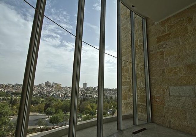 החלון הפנורמי בבית המשפט העליון החלון הפנורמי בבית המשפט העליון