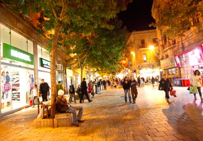המדרחוב מואר בשעות הערב המדרחוב מואר בשעות הערב
