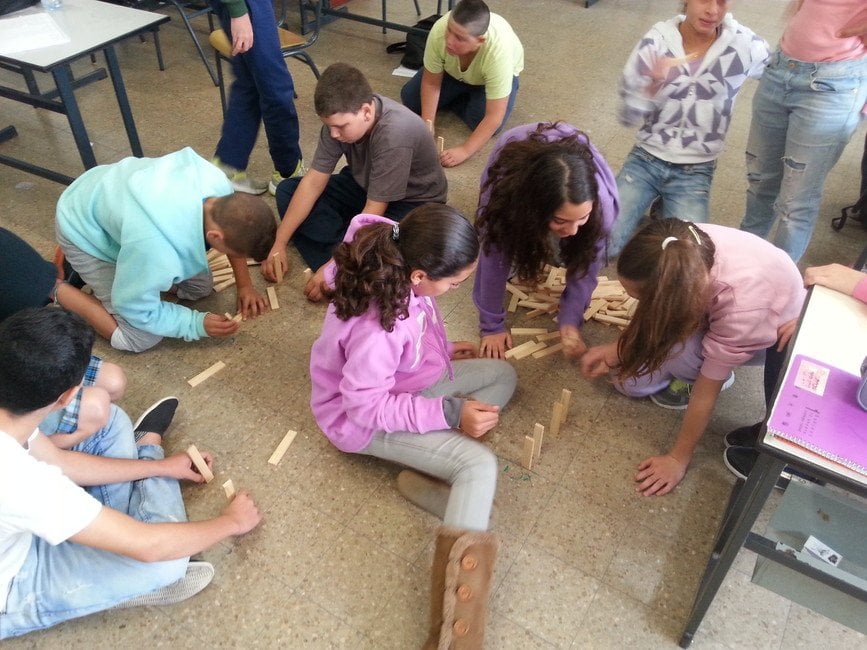 בכיתות ו לומדים את חוקי הפיזיקה של ניוטון תוך כדי משחק תחרותי בקוביות בכיתות ו לומדים את חוקי הפיזיקה של ניוטון תוך כדי משחק תחרותי בקוביות
