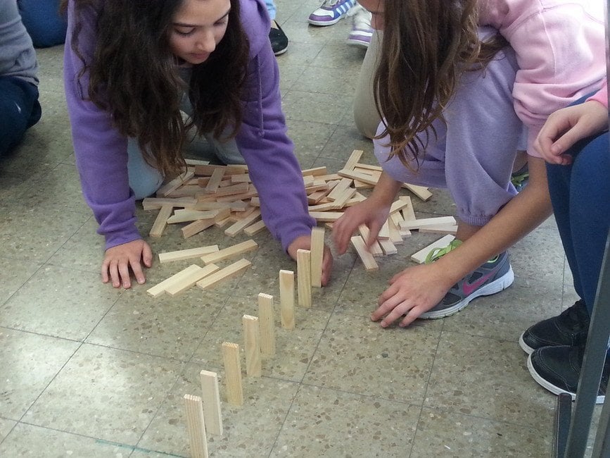 בכיתות ו לומדים את חוקי הפיזיקה של ניוטון תוך כדי משחק תחרותי בקוביות עץ ודומינו. חוק שימור האנרגיה, מושג התאוצה, כיצד מתייבשת כביסה, ו בכיתות ו לומדים את חוקי הפיזיקה של ניוטון תוך כדי משחק תחרותי בקוביות עץ ודומינו. חוק שימור האנרגיה, מושג התאוצה, כיצד מתייבשת כביסה, ו