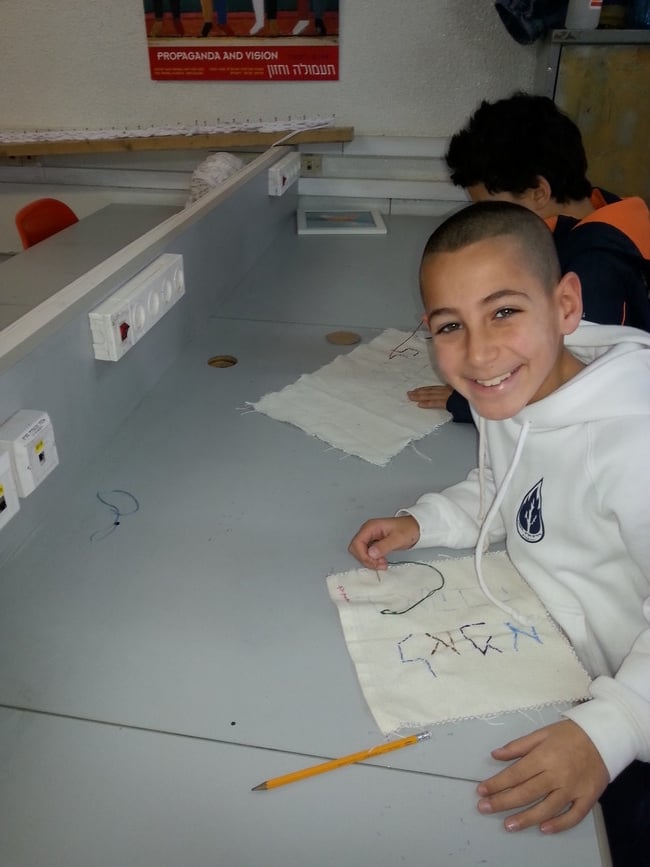 ’יש לי אישה שאוהבת אותי/ היא רק שלי<br />
היא מכירה אותי מהתחלה/ שלי שלה<br />
היא מוכרחה להיות חכמה/ אמא שלי<br />
ואת השיר אני שר בשבילה.....’ ’יש לי אישה שאוהבת אותי/ היא רק שלי<br />
היא מכירה אותי מהתחלה/ שלי שלה<br />
היא מוכרחה להיות חכמה/ אמא שלי<br />
ואת השיר אני שר בשבילה.....’