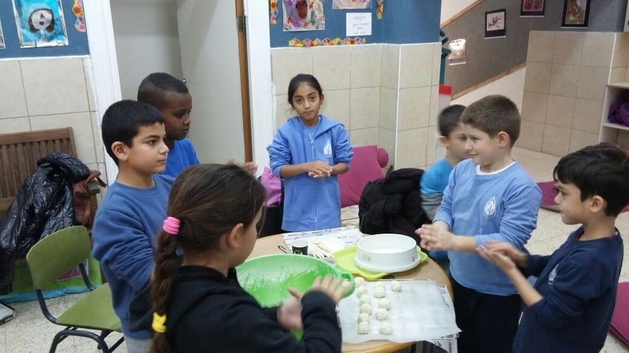 בית ספר שהוא בית, לא מוותרים על חווית הכיבול ביום סוער, בכיתות ב אפו לחמניות והכינו תה. בית ספר שהוא בית, לא מוותרים על חווית הכיבול ביום סוער, בכיתות ב אפו לחמניות והכינו תה.