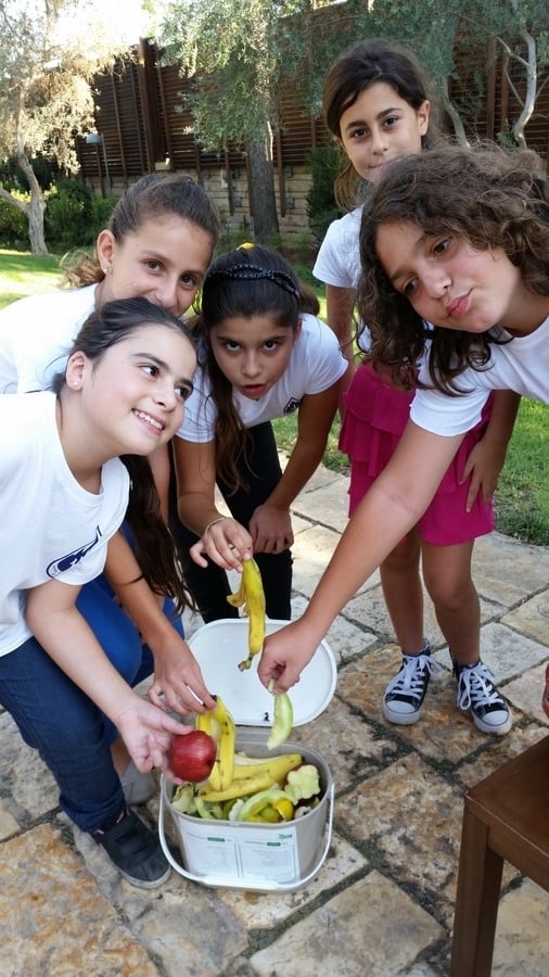 יום שישי פיקניק פתיחה של הקומפוסטר, הכיתות מכינות ארוחות בוקר בחורשה ו’ארוחת בוקר’ של קליפות לקומפוסטר יום שישי פיקניק פתיחה של הקומפוסטר, הכיתות מכינות ארוחות בוקר בחורשה ו’ארוחת בוקר’ של קליפות לקומפוסטר