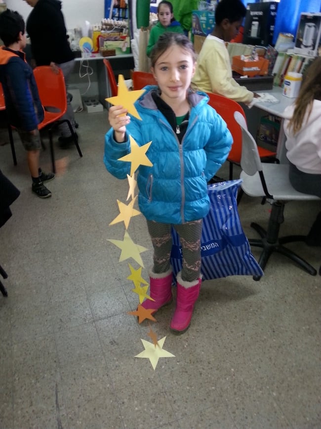 ’לסבי ישנה חצר/ ועץ אחד מופלא בה<br />
אין כמוהו בעולם/ כך אומר לי סבא<br />
לא פירות עליו צומחים/ כי הרי ממילא<br />
הפירות סופם לרקב/ מי צריך את אלה?<br />
<br />
זהו עץ של כוכבים מאירי עיניים.....’ ’לסבי ישנה חצר/ ועץ אחד מופלא בה<br />
אין כמוהו בעולם/ כך אומר לי סבא<br />
לא פירות עליו צומחים/ כי הרי ממילא<br />
הפירות סופם לרקב/ מי צריך את אלה?<br />
<br />
זהו עץ של כוכבים מאירי עיניים.....’