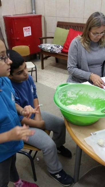 בית ספר שהוא בית, לא מוותרים על חווית הכיבול ביום סוער, בכיתות ב אפו לחמניות והכינו תה. בית ספר שהוא בית, לא מוותרים על חווית הכיבול ביום סוער, בכיתות ב אפו לחמניות והכינו תה.