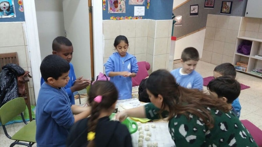 בית ספר שהוא בית, לא מוותרים על חווית הכיבול ביום סוער, בכיתות ב אפו לחמניות והכינו תה. בית ספר שהוא בית, לא מוותרים על חווית הכיבול ביום סוער, בכיתות ב אפו לחמניות והכינו תה.