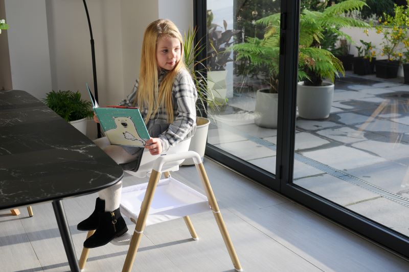 כיסא אוכל מתכוונן דגם נובה (Nova) בעיצוב עץ מודרני - מתאים מגיל לידה ועד גיל 12 - טוטי במביני