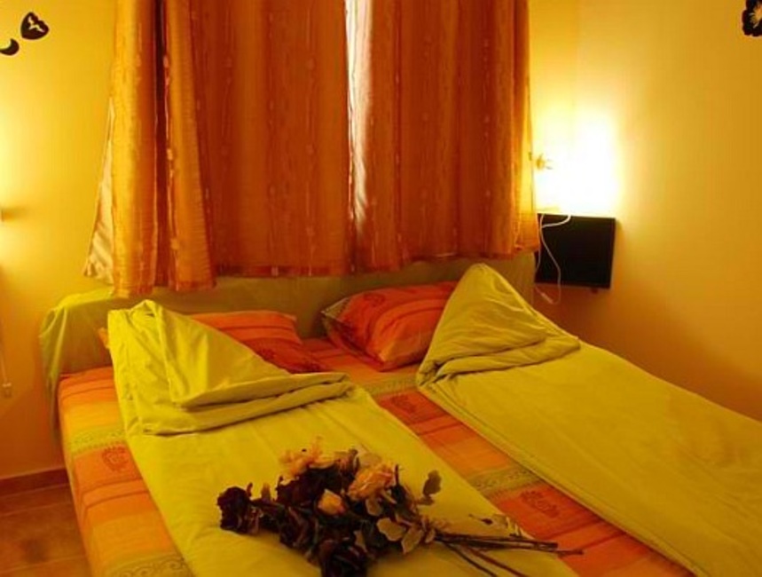   מול אדום דירות נופש בים המלח