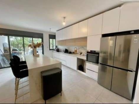 במרכז רעננה בבניין חדיש 5 חדרים + מרפסת