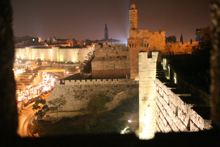 סיור גגות וסמטאות לילי בעיר העתיקה