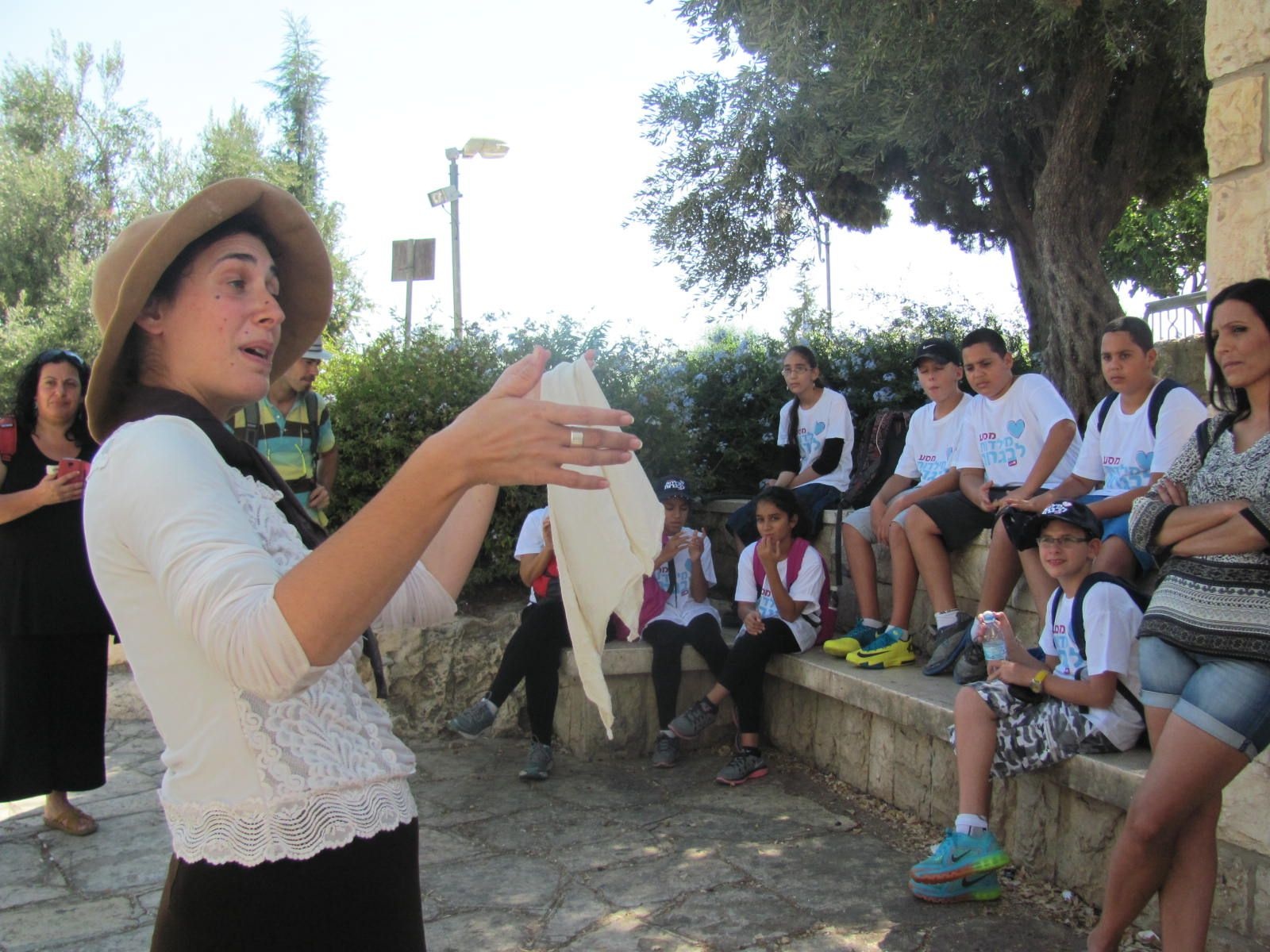 סיור ממוחז עם שחקנים במשכנות שאננים ירושלים MORE