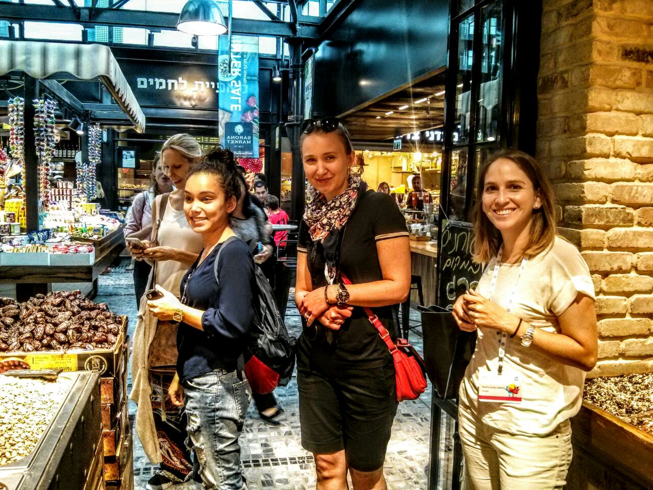 סיור מודרך בשרונה מרקט - צילום MORE