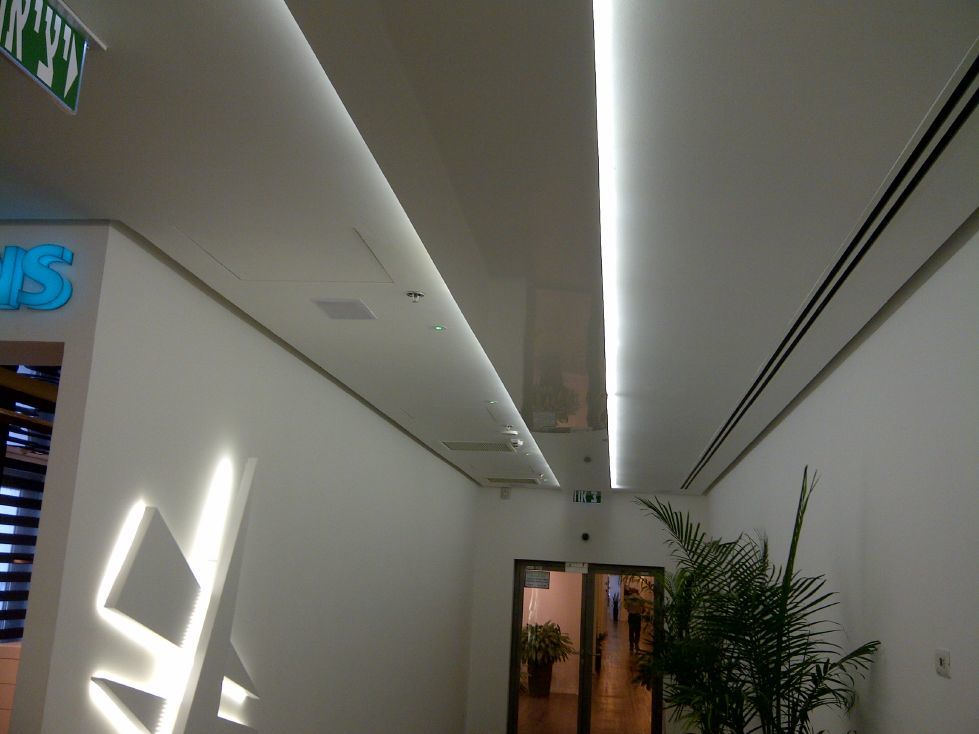 אולם תצוגה בוש-סימנס - תקרה מתוחה