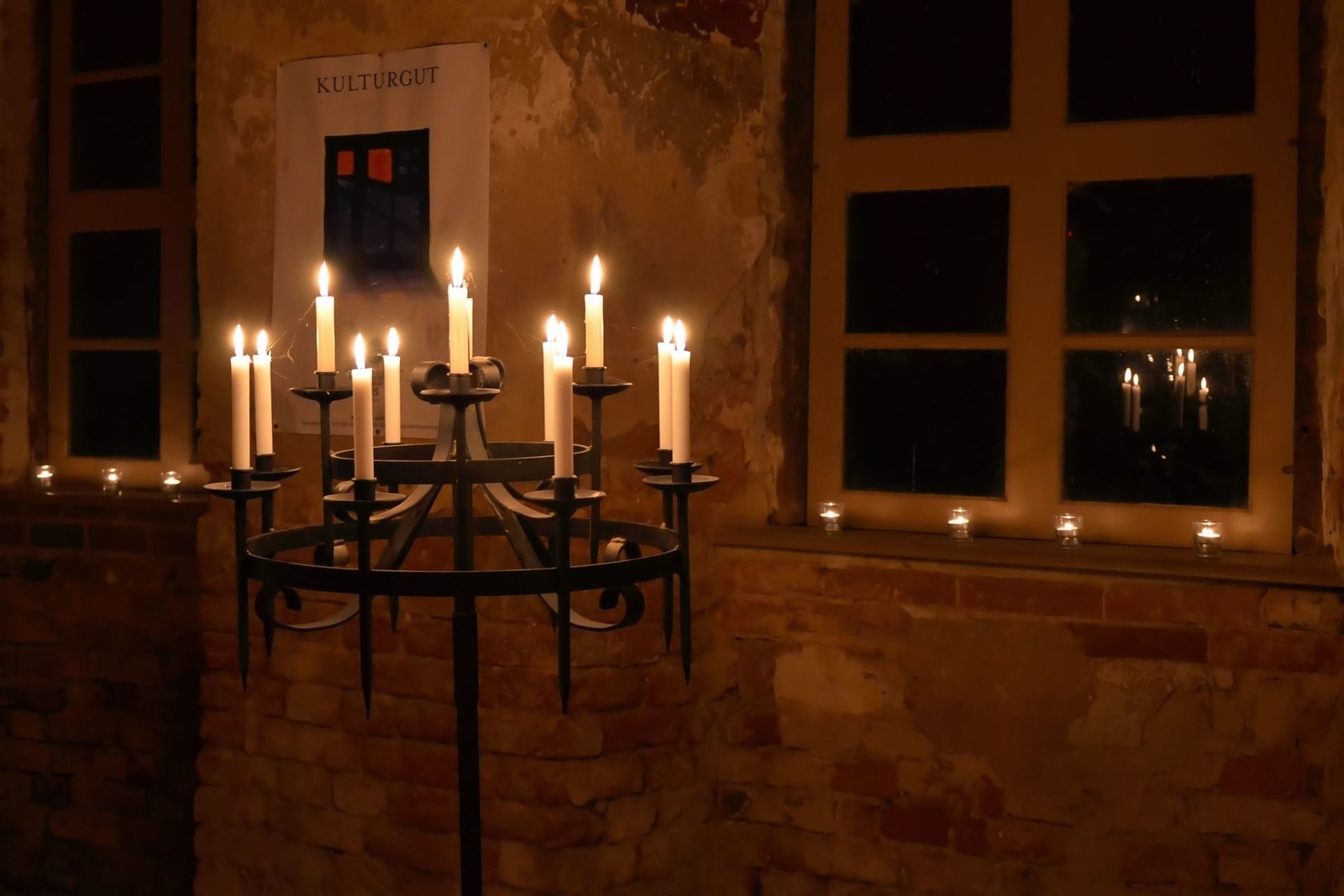 What do candles in windows mean? What do candles in windows mean?